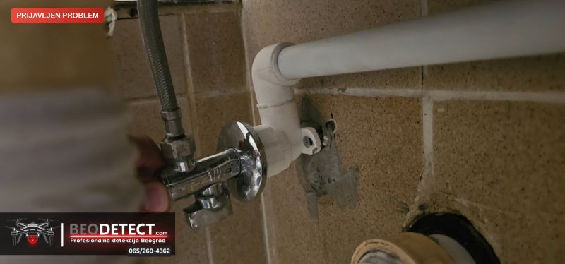Prijavljen problem – imam izliv vode, vidljive fleke na zidovima prostorija oko kupatila, Savski Venac — Savski Venac, Beograd